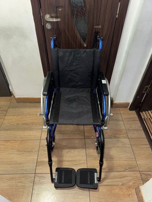 Carut scaum medical rulant batrani dizabilitati (ca nou)