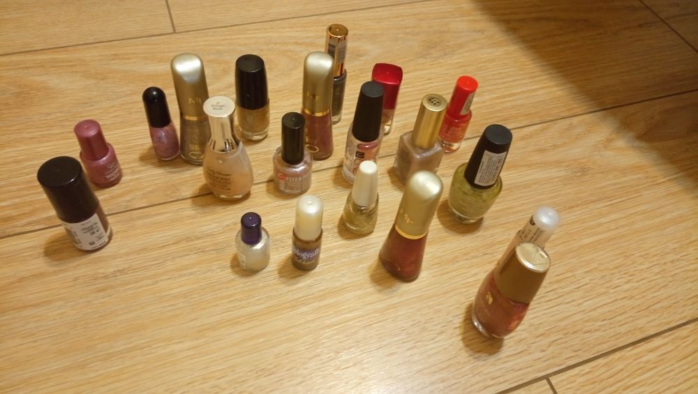 Лаки для ногтей разные