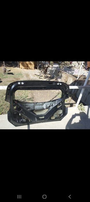 Trekker zadni kapot sotiladi