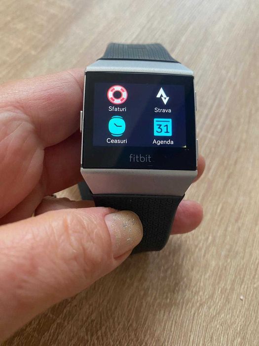 Ceas Fitbit Ionic – funcționează perfect, cu încărcător original