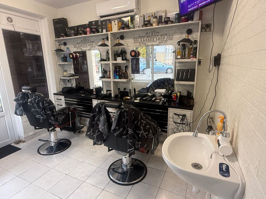 Бръснарско работно място + Стол / Комплект. Като Нови. 2-броя