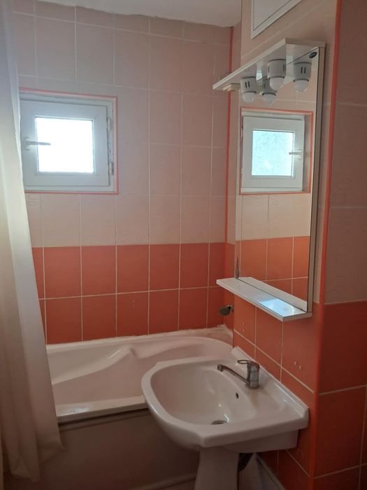 De inchiriat, 3 camere, Filiasi