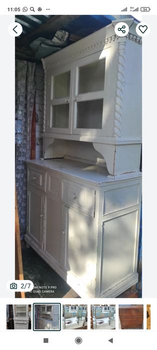 Шкафы, комод старые и стул.