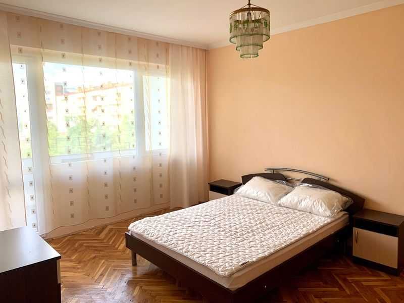 Тристаен имот в кв.Света Троица