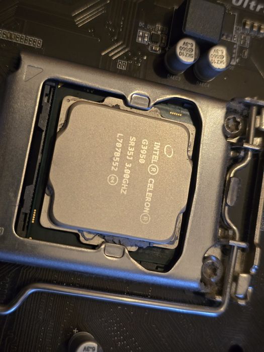 Placa de baza cu procesor