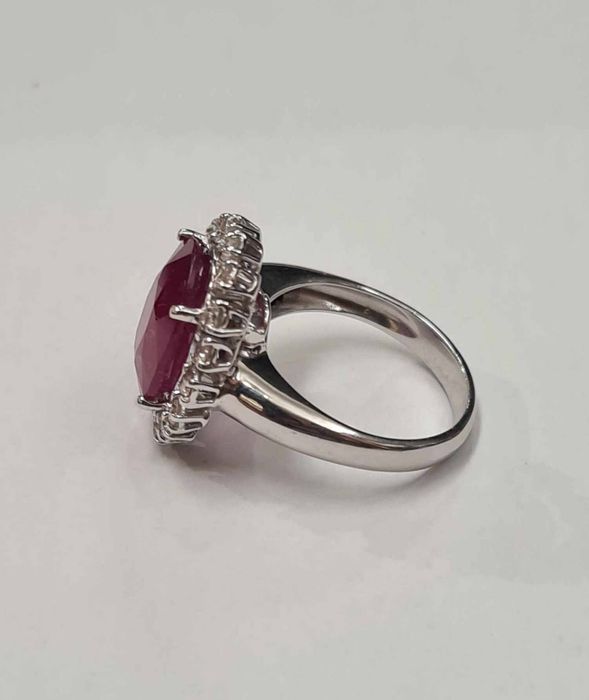 Inel din aur alb 18k cu rubin natural 6.33 ct. si diamante naturale