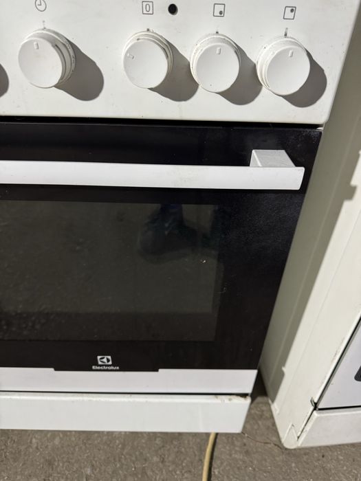 Печка с керамични котлони electrolux