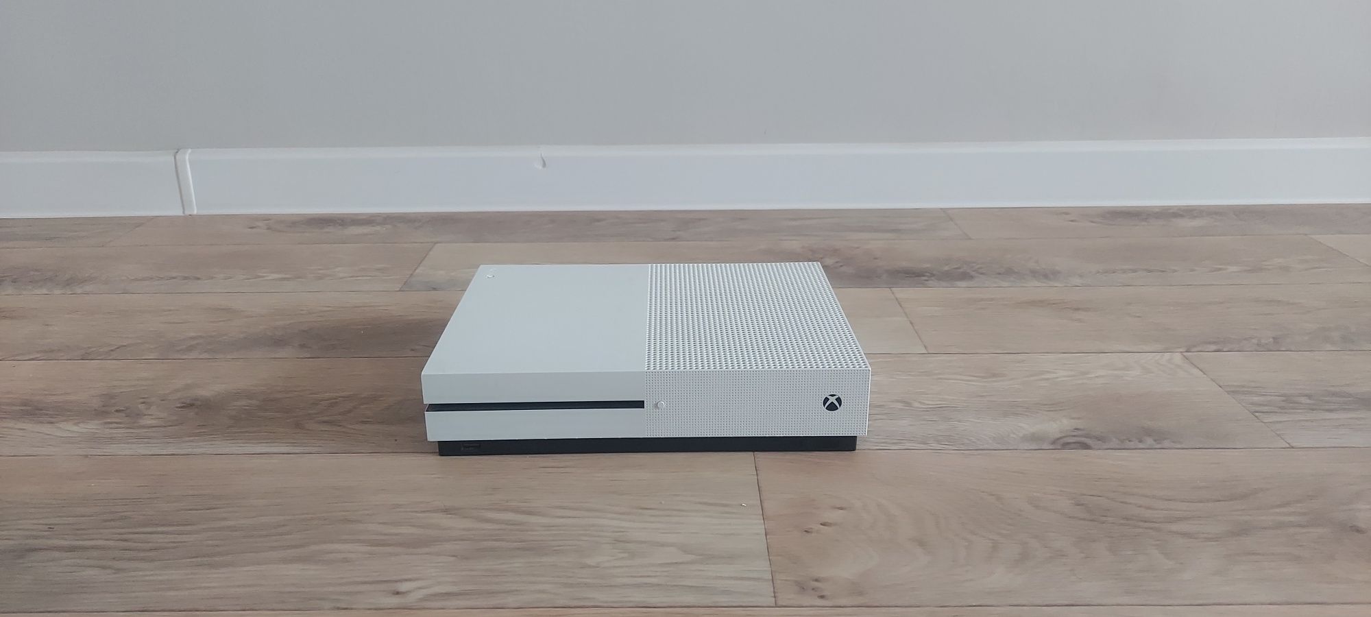 Срочно Xbox one s с играми