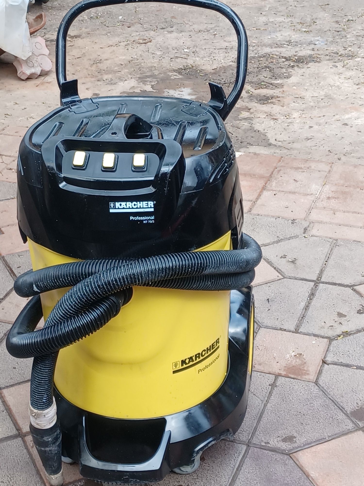 Aspirator cu 3 motoare KARCHER Profesional  NT 70/3 care absoarbe și a