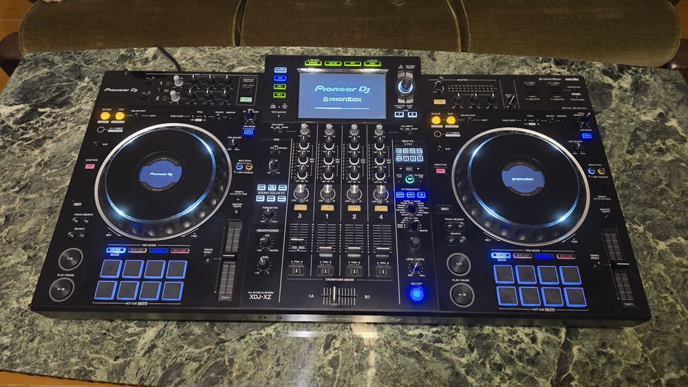 Vând consolă Pioneer XDJ-XZ cu flight case și decksaver