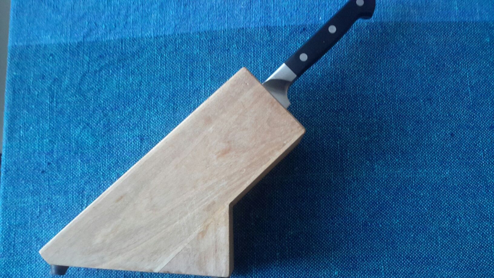 Дървена стойка за кухненски ножове