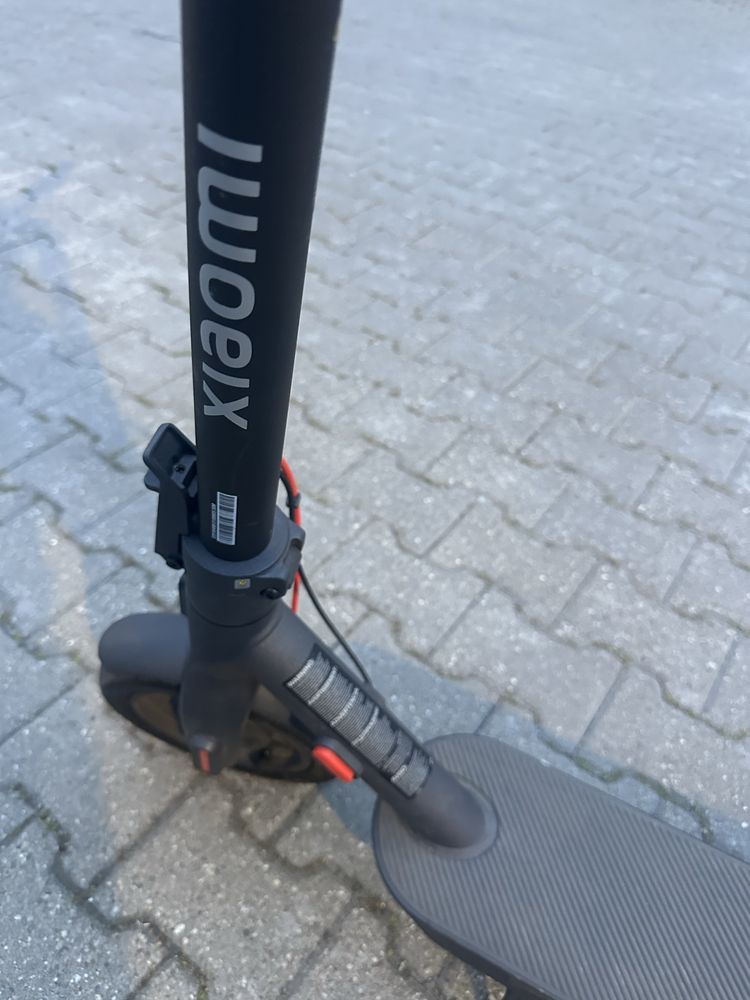 Trotinetă electrică Xiaomi 4 Pro Gen 2 – Ca nouă!