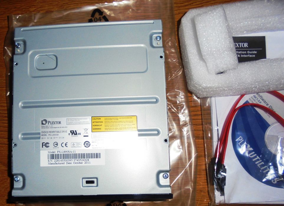Vand un DVD/CD Writer Plextor PX-L890SA , nou