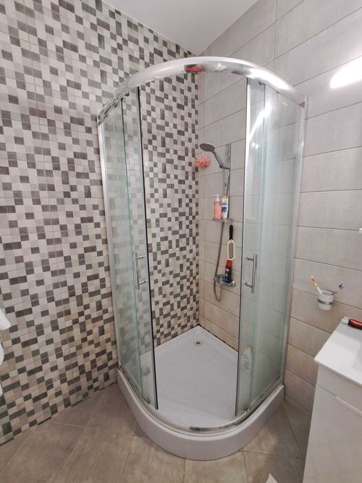 Cadă de duș cu uși glisante