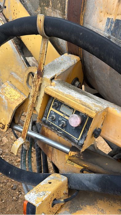 Autobetoniera 4x4 fiori schimb cu miniexcavator