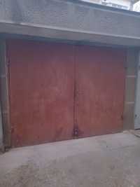 Продавам желязна гаражна врата