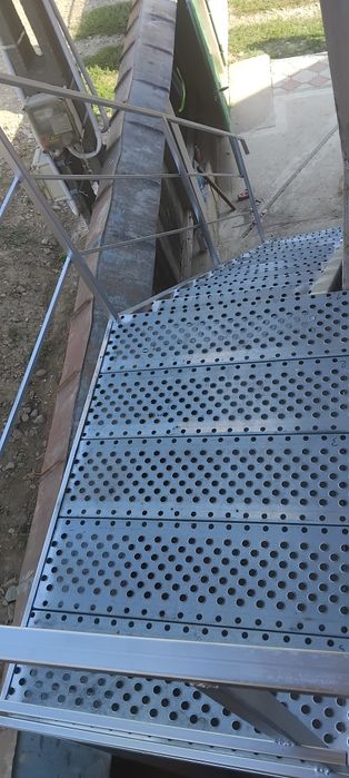 Scara zincate la comanda în toată tara oferim și montaj