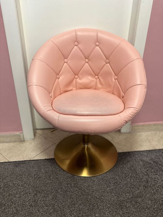 Продавам кожен стол