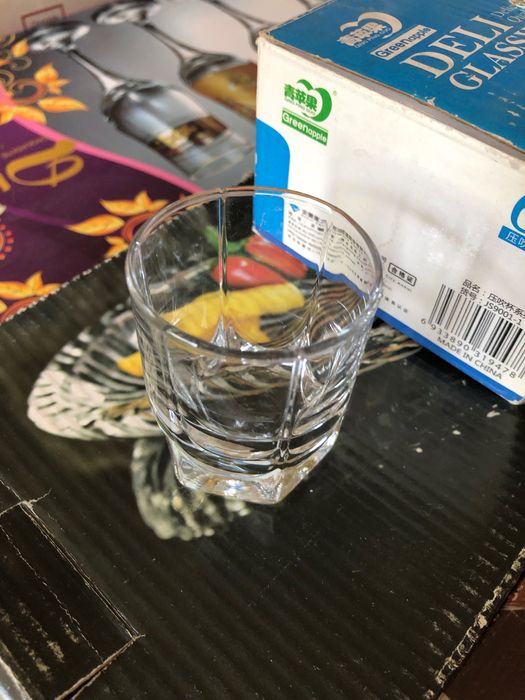 Много наборов посуды