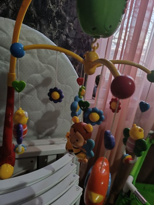 Продаётся музыкальная карусель игрушка
