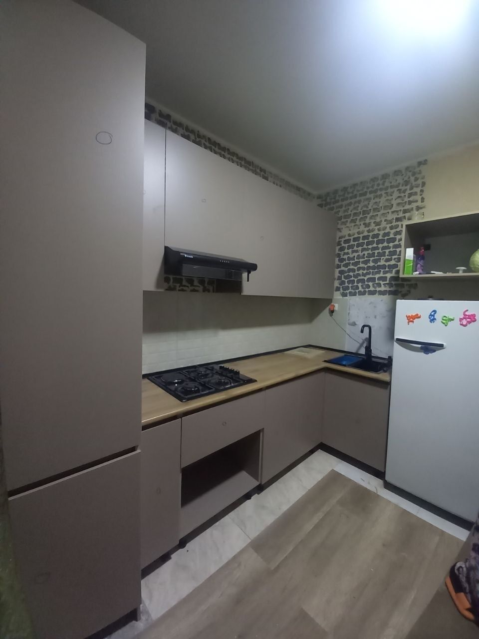 Kuhinniy mebel sotiladi. Gaz vitichkasiz