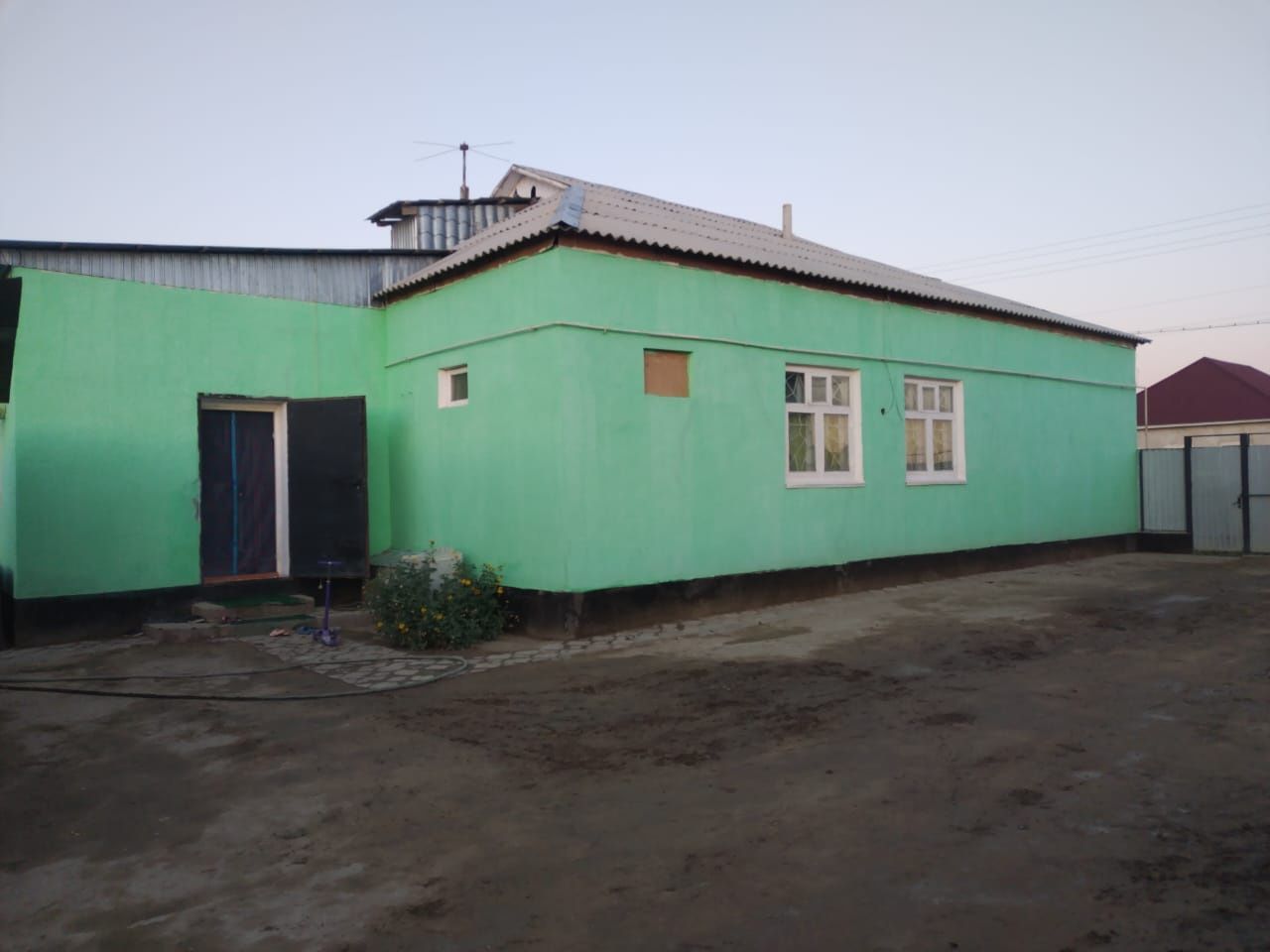 Үй сатылады,5 бөлмелі КБИ, Байтақ көш, 9 үй. Саудасы бар.Септик бар.