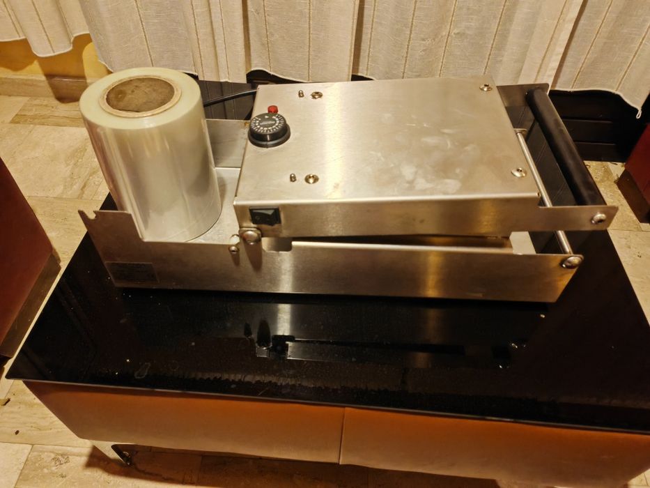 Aparat de ambalat caserole alimentare