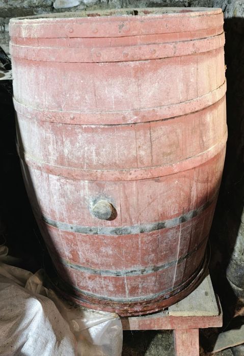 Butoi de vin și tocitoare din lemn