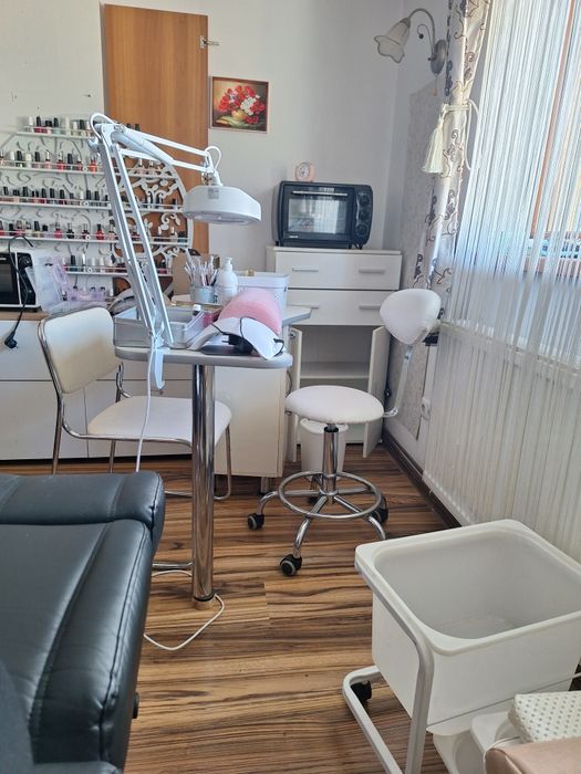 Vând cabinet manichiură/pedichiură/podologie 15000 ron