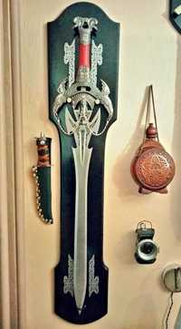 Огромен рицарски меч със стойка