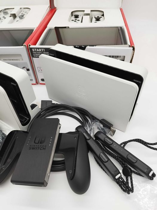 Пълен комплект Nintendo Switch OLED - White / ОТЛИЧНО състояние!
