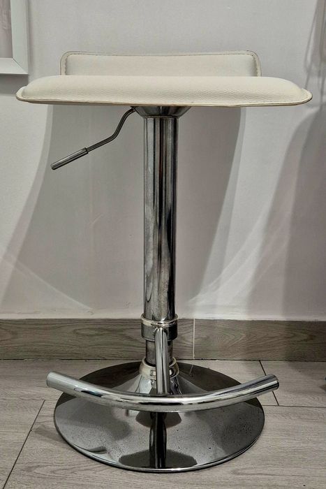 Vand 3 scaune cu picior rotative