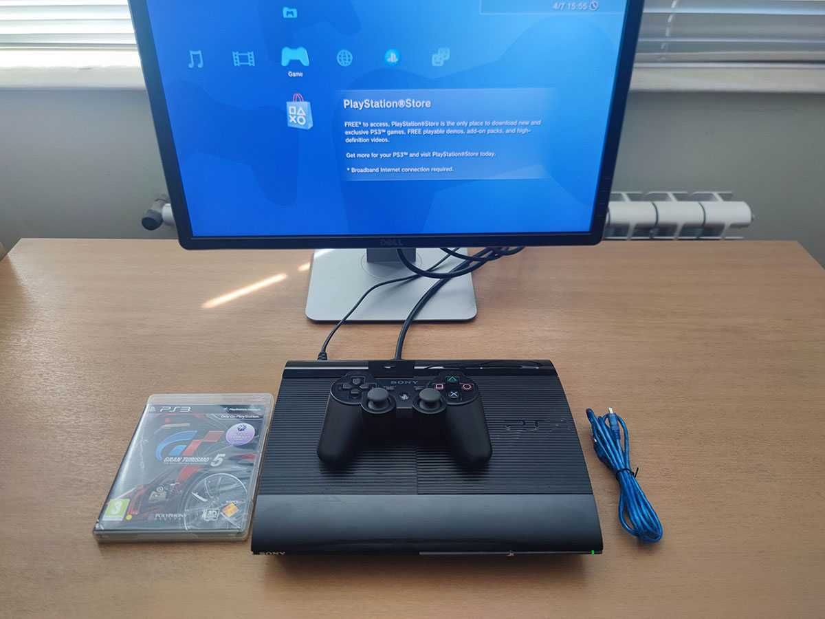 Playstation 3 Super Slim, със джойстик, кабели и игра Gran Turismo