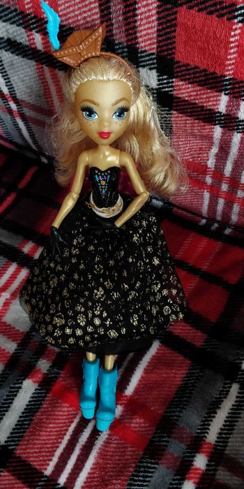 Monster high superbe prețuri diferite- descriere și Rainbow high cutie