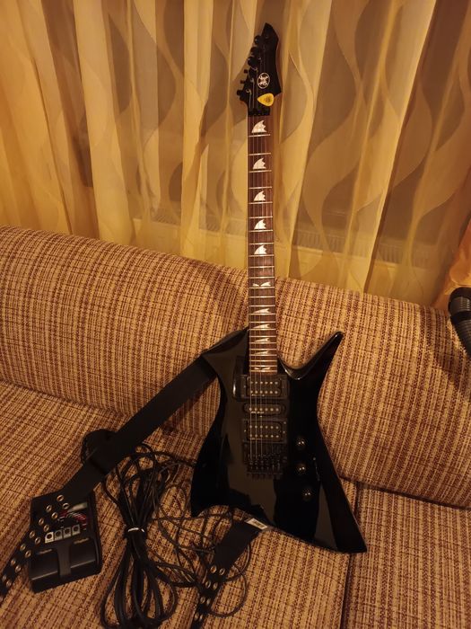 Vând chitară electrică AXN, model deosebit.