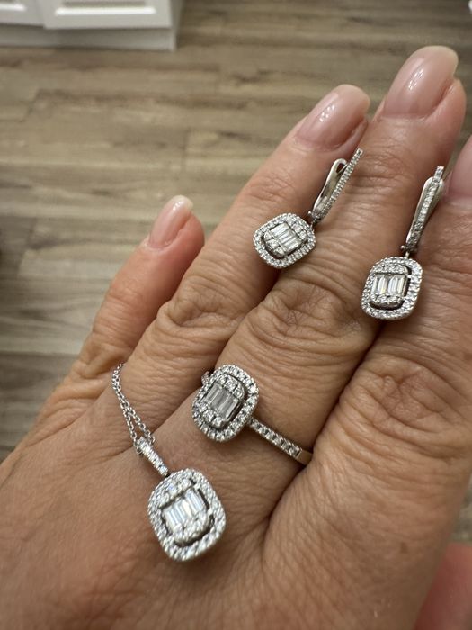 Комплект из белого золота с багетными бриллиантами