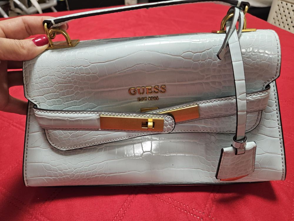 Продавам оригинална чанта Guess
