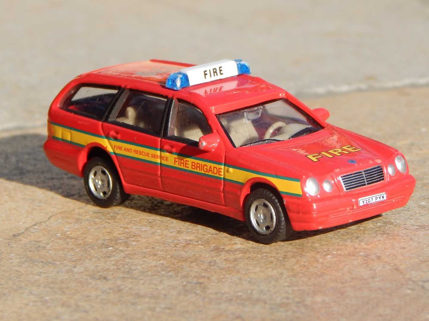 Macheta Mercedes-Benz E 240 Wagon (300 T W210) pompieri sc 1:76 uzat