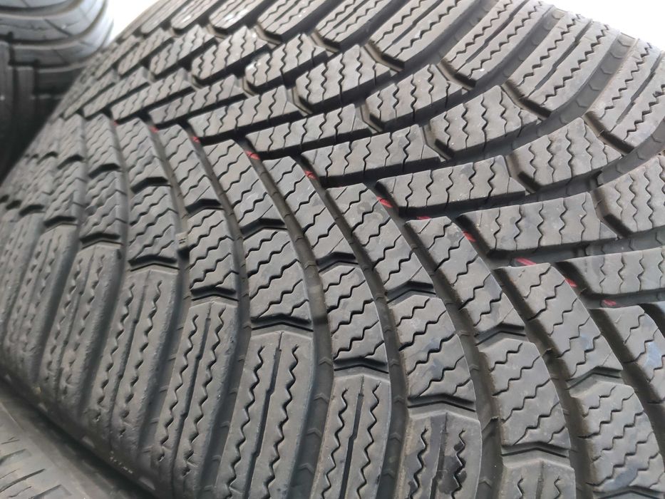 2бр Зимни гуми 225 40 18 - Bridgestone - DOT 2024