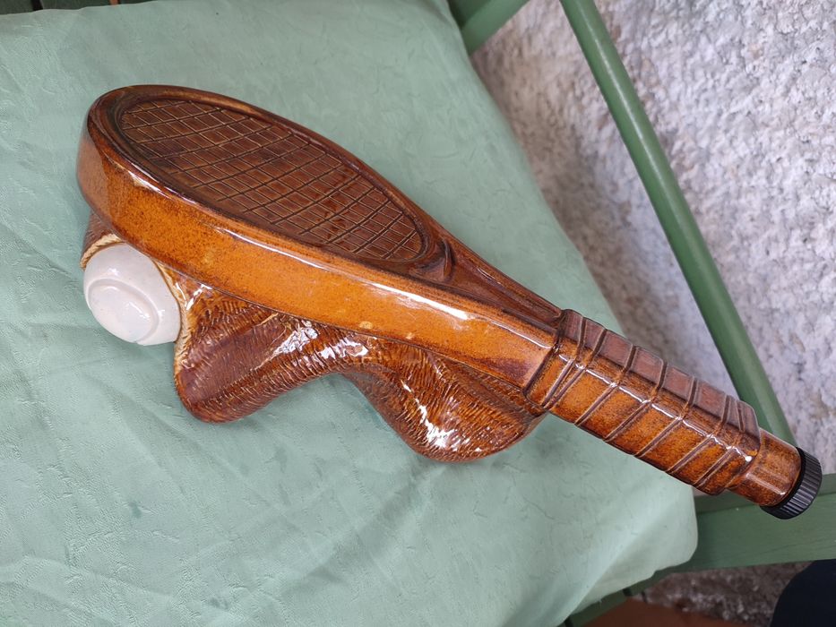 Sticla țuică/vișinată racheta de tenis