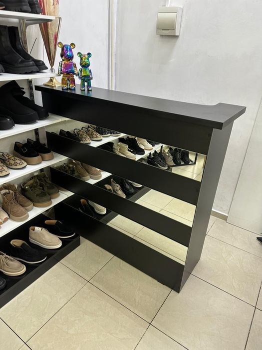 ресепшен  черного цвета