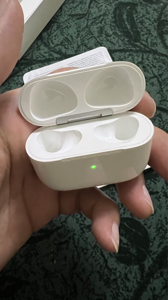 Продам только кейс Airpods 3 оригинал