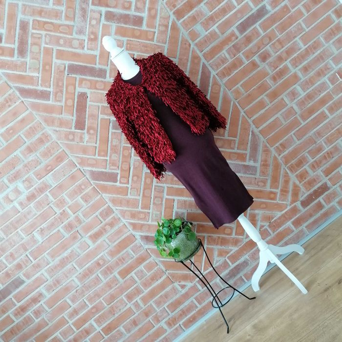 Rochie burgundy tricot - midi cu decupaj lateral