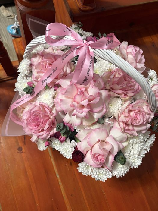 Красивая композиция цветов в корзине