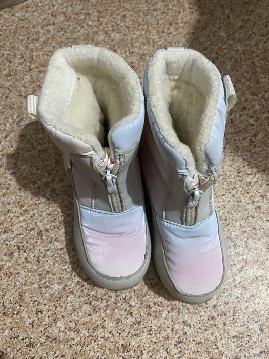 Зимние  девечковые  сапожки  продам .