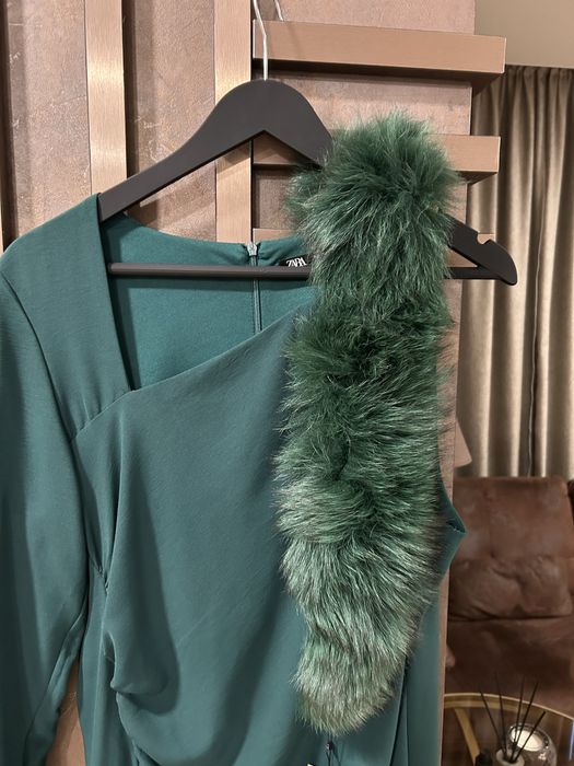 Елегантна рокля с един ръкав