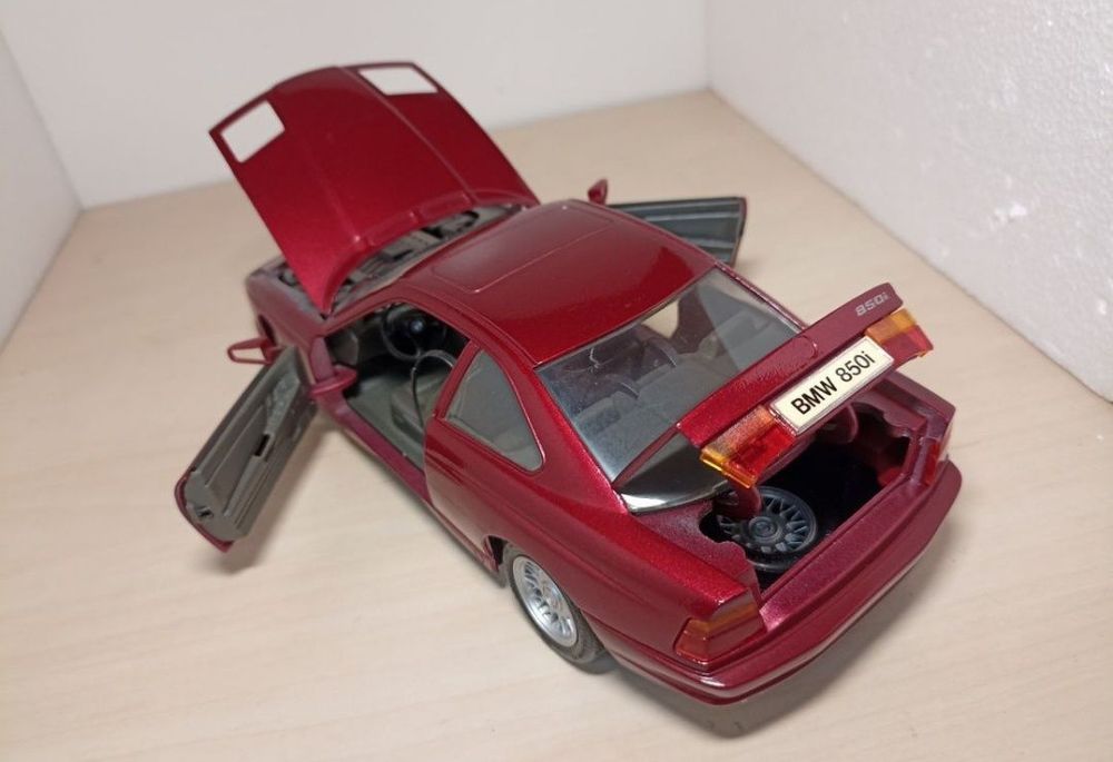 BMW 850i 1:18
Scara 1:18
Produs de maisto 

Pozele reflectă realitatea