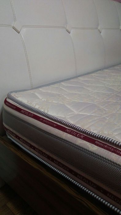 Продам двухспальную кровать и туалетный столик + зеркало