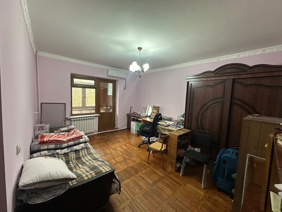 Срочно продам в Чирчике 1 комнатную на 2 этаже кирпичный дом