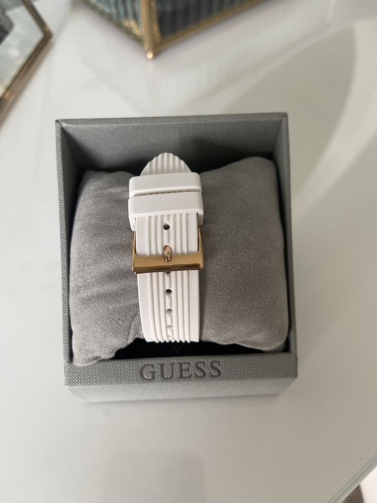 Ceas Guess - model Athena